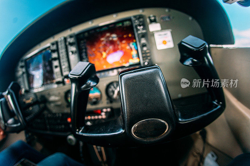 小型单引擎飞机驾驶舱轭架控制柱、飞行仪表和多功能显示器的广角鱼眼拍摄