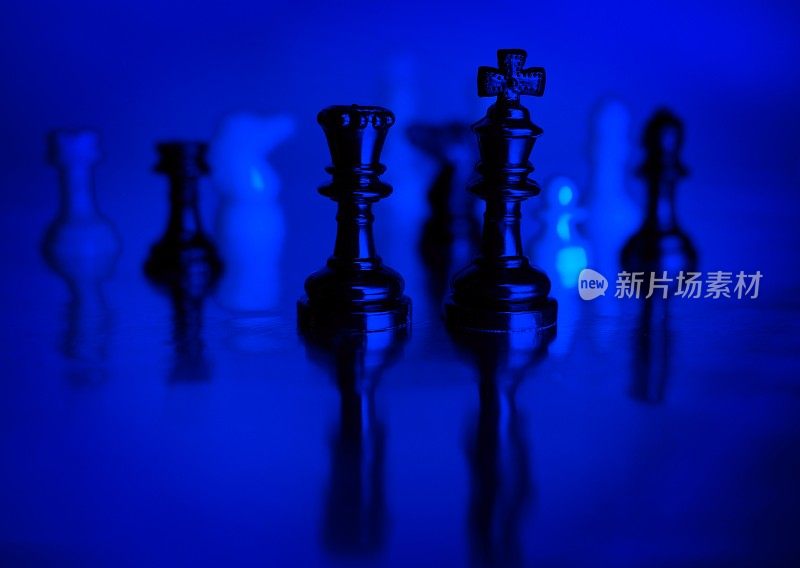 象棋棋子在一个模拟反射池的水面上以一种忧郁的方式轻画