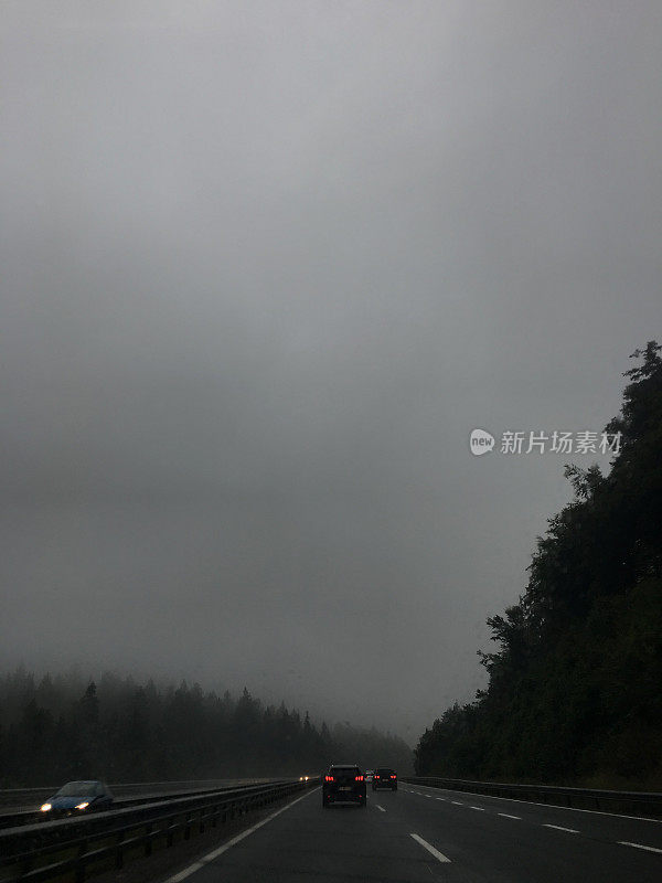 高速公路上的暴风雨天气