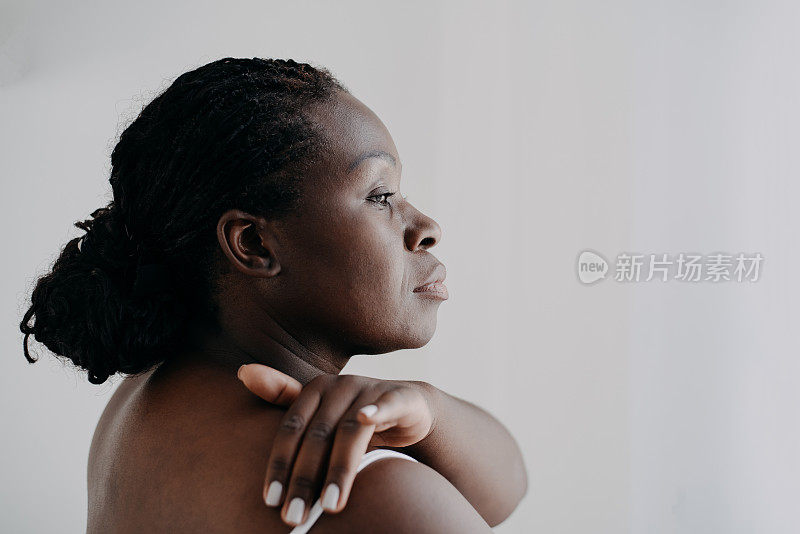 皮肤护理黑人女性