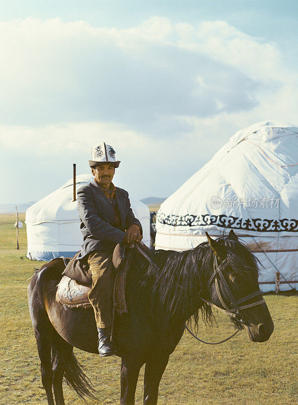 帐篷附近骑马的老人的肖像