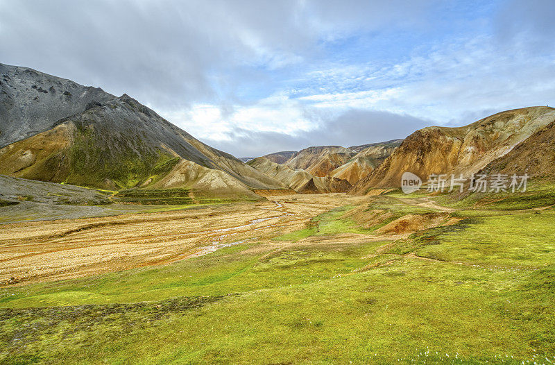 欧洲美丽独特的岛国冰岛的高地上的Landmannalaugar的令人叹为观止的彩色山丘