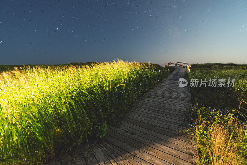 夏日夜晚的海滨木板路