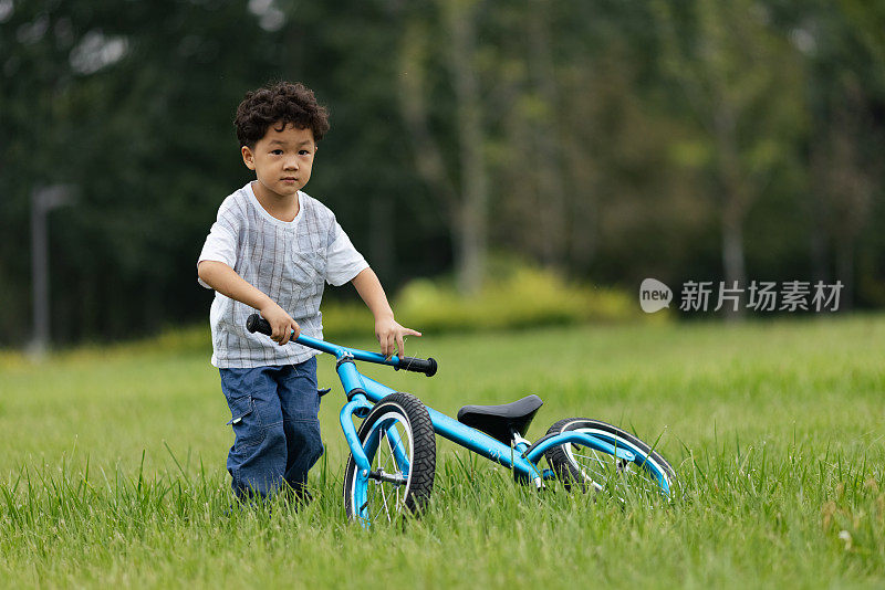 一个小男孩骑着自行车