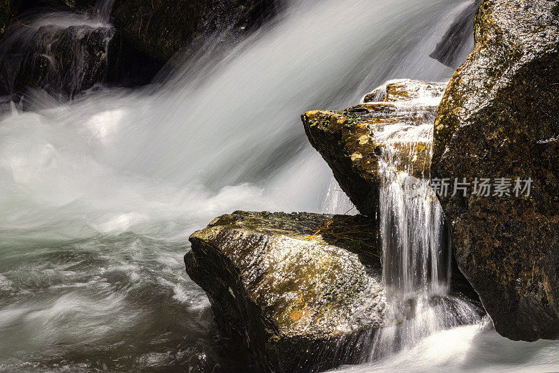 模糊山涧水