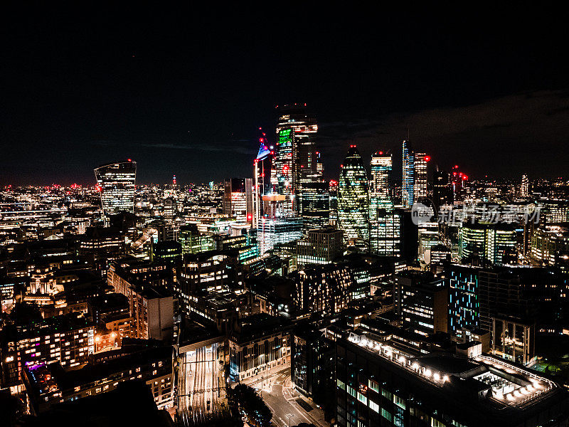 伦敦金融城在夜间成为全球主要金融中心之一。夜空下大城市的航拍照片