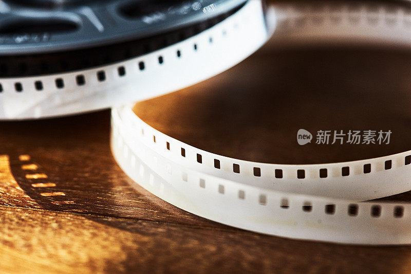 一卷老式8毫米电影胶片:人们过去是如何制作家庭电影的