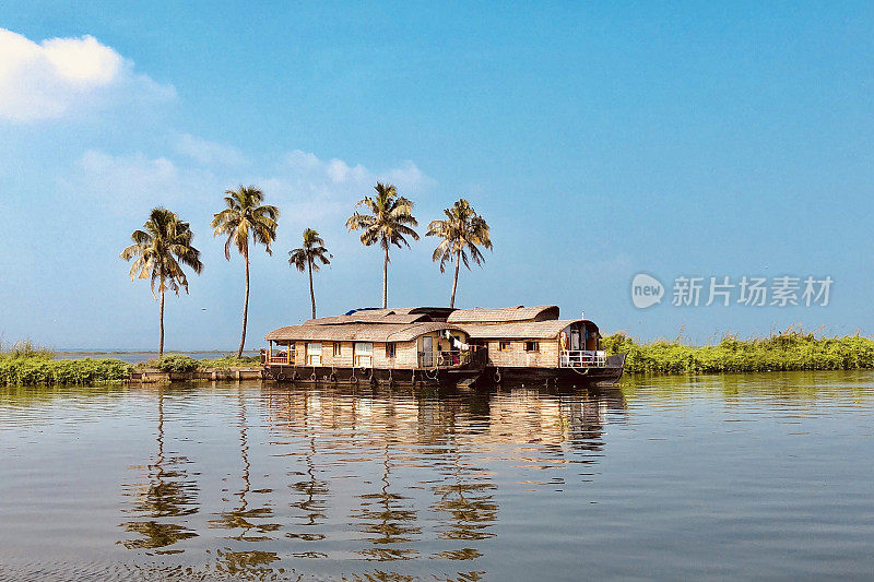 印度南部，河上的船屋