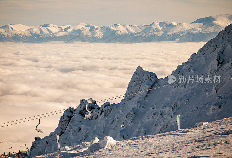 云海之上美丽的山景