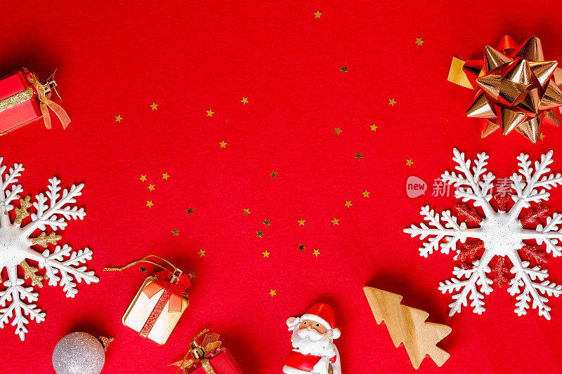 圣诞和2021年快乐的概念装饰在红毯背景与复制空间