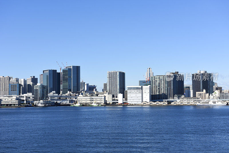 从东京湾地区在东京城市天际线对晴朗的天空的看法