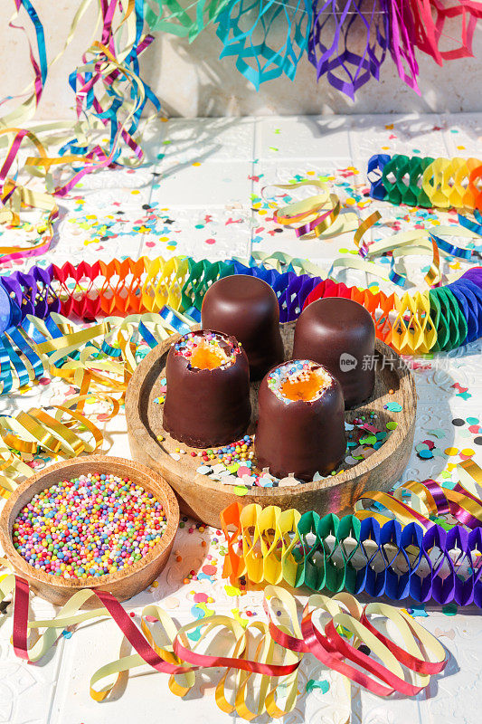 巧克力棉花糖小杯饮料，配上利口酒和彩带，供狂欢节派对使用