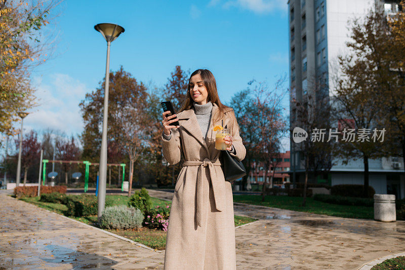 吸引人的年轻白人妇女享受自己在城市