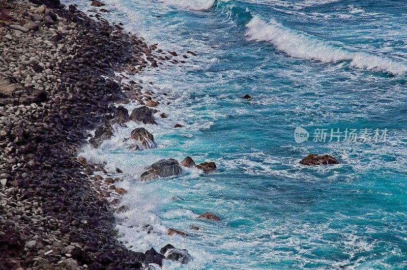 在夏威夷毛伊岛北岸的霍诺阿皮拉尼高速公路上，碧绿的海洋和破碎的海浪