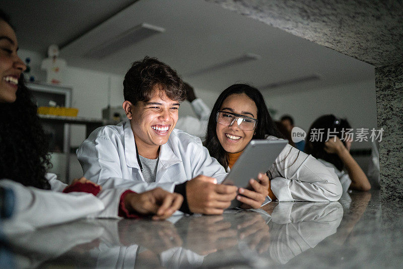 学生们在学校的实验室里使用数码平板电脑