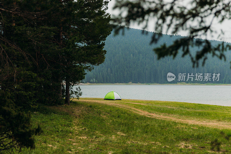 在完美的夏日，在风景优美的山湖边露营