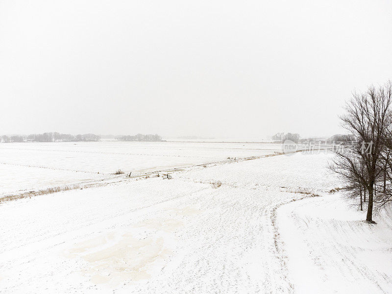 在白雪皑皑的冬天，俯瞰河堤和蜿蜒的道路