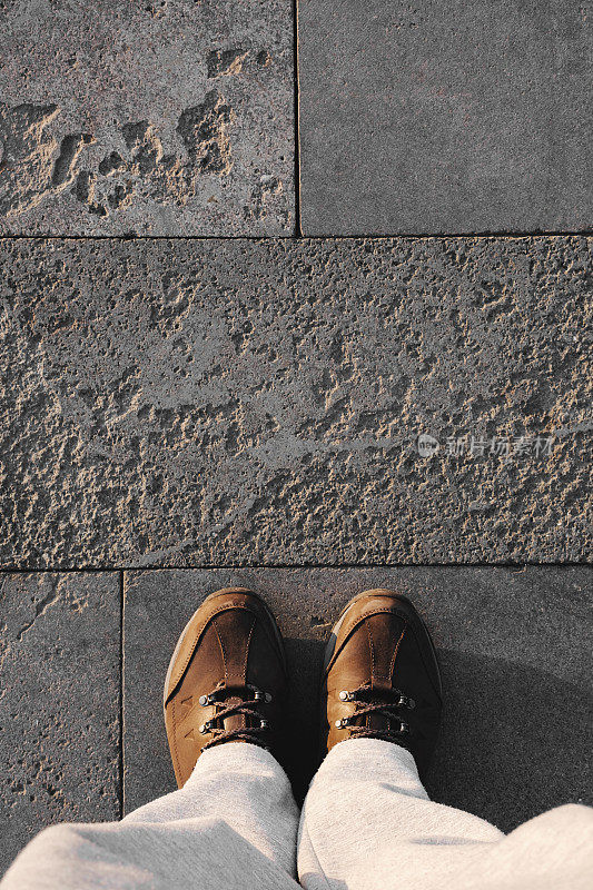 男脚上的标题脚上的石头地板