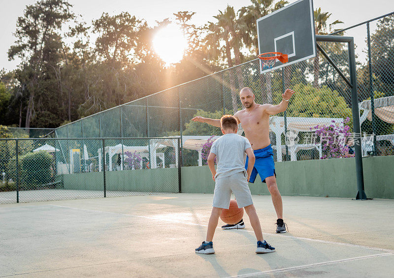 父亲和儿子打篮球