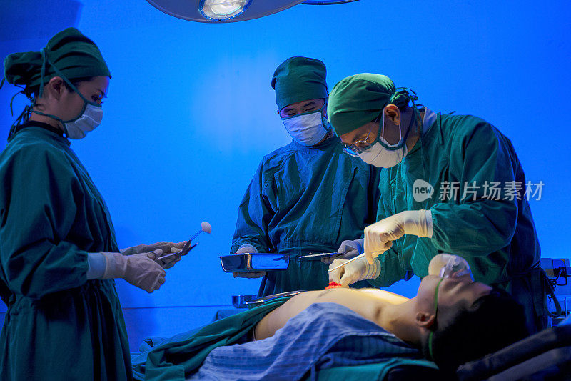 医生在手术室给病人做手术。