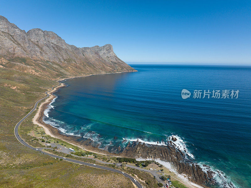 沿海公路沿着雄伟的海岸线运行