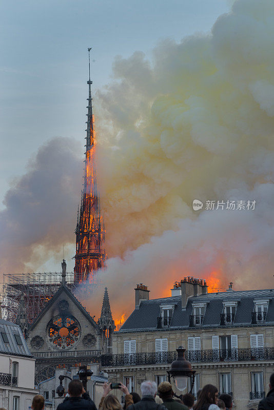 巴黎圣母院失火了