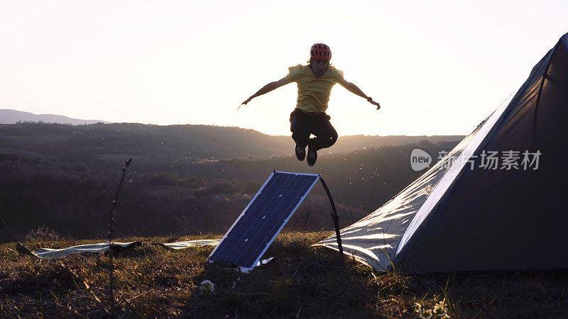 自行车旅行和露营与便携式太阳能电池板。