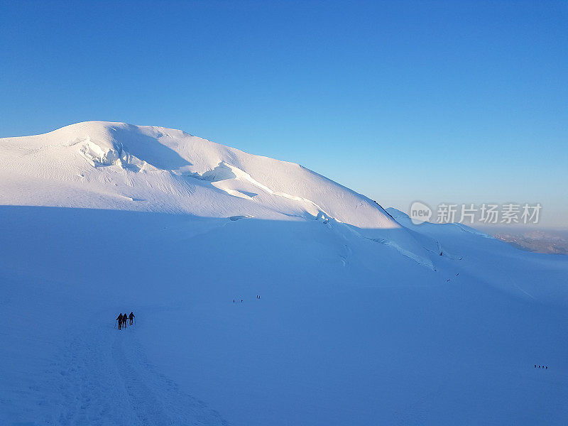 黎明时分白雪覆盖的瑞士阿尔卑斯山