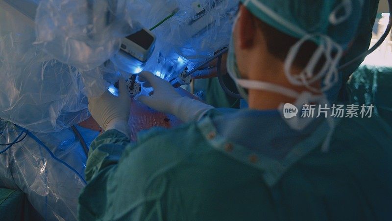 外科医生在医院用医疗机器人进行腹腔镜手术。特写镜头
