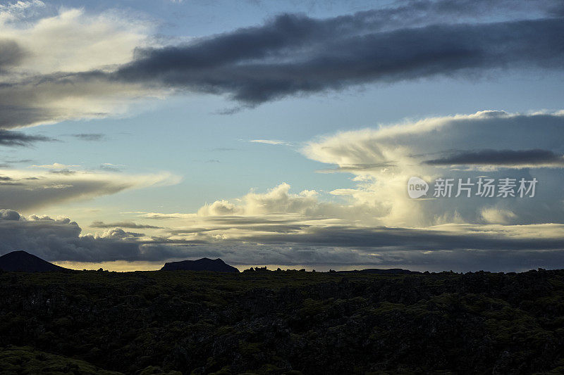 冰岛西部的火山景观和日落时的云