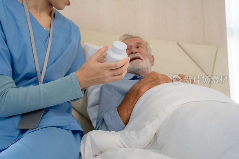 医护人员指导老年病人何时服药。