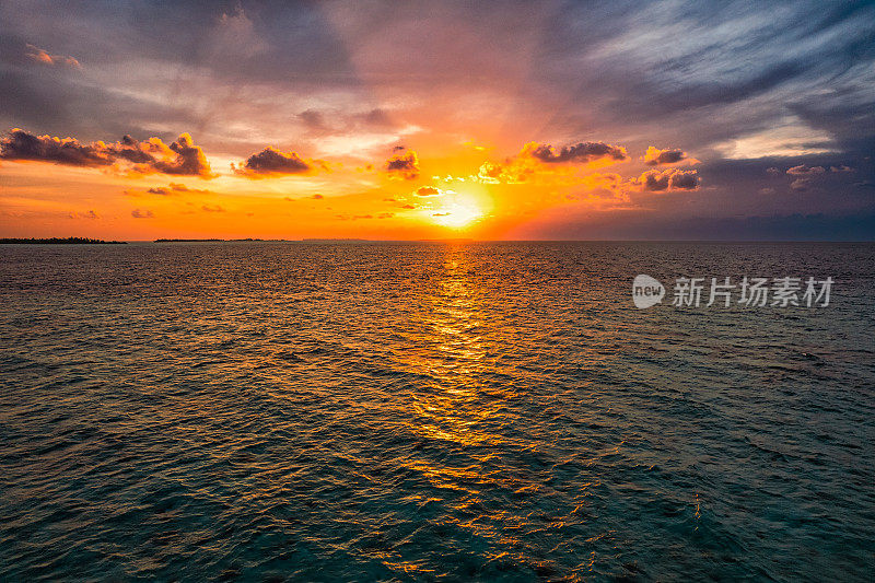 马尔代夫海上日落的鸟瞰图