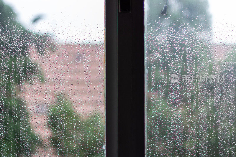 水滴在潮湿的窗户上