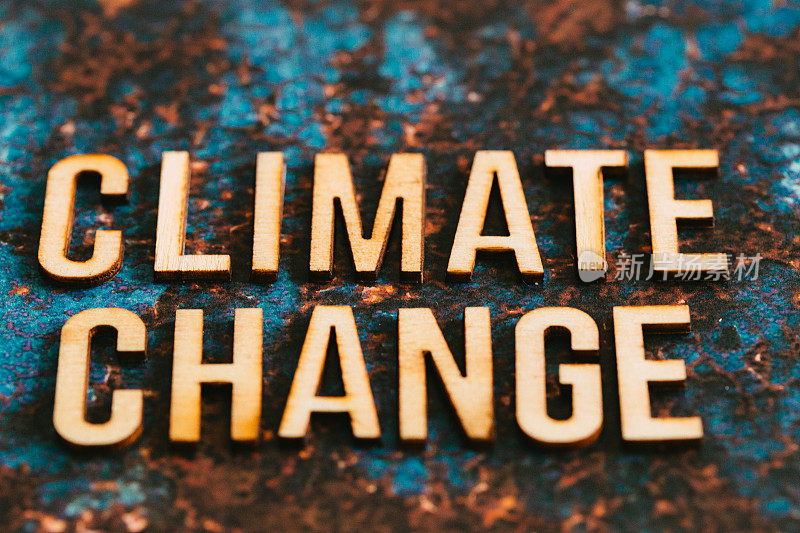 木制字母在纹理背景上拼写“气候变化”
