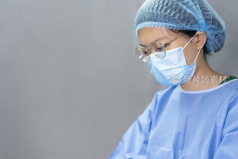 一位亚洲女性外科医生正在做手术