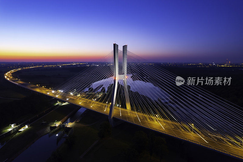 公路夜间带桥(架空)