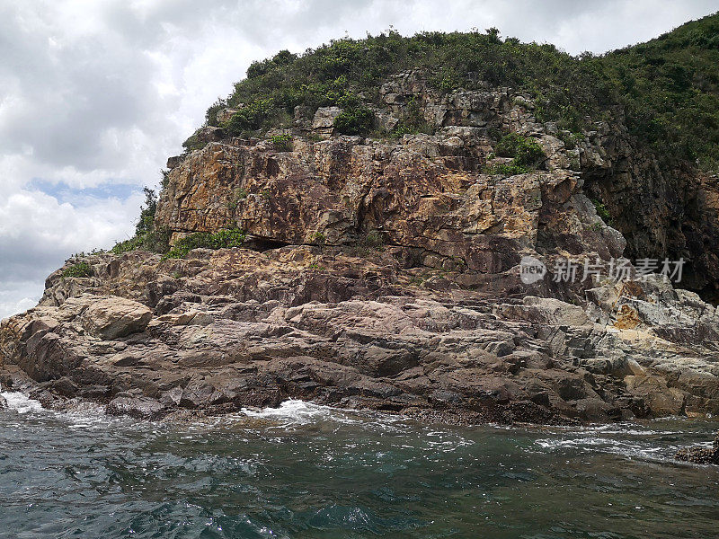 位于香港西贡夏普岛的岩石海岸