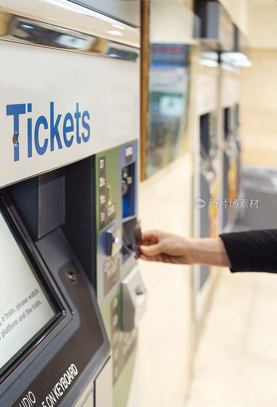 一名女子在售票亭用非接触式方式购买火车票