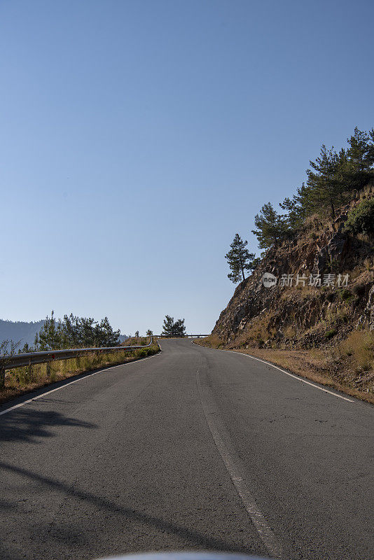 道路攀爬，拥抱着蜿蜒的山坡，然后右转进入未知的陡峭山坡，与道路相遇