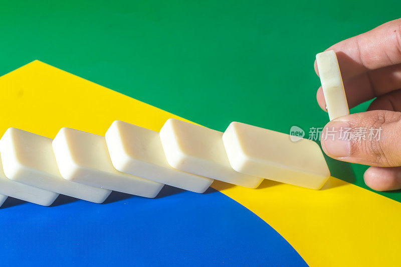 游戏多米诺上面有一面黄蓝绿相间的国旗，巴西色彩，复制空间