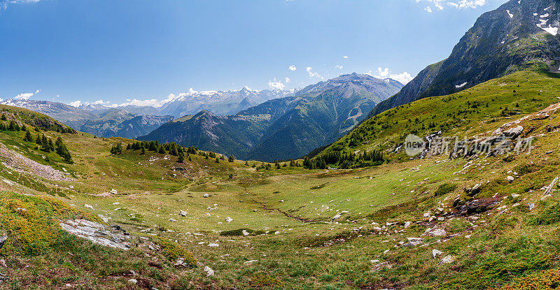 法国阿尔卑斯山脉奥桑山脉山谷的全景