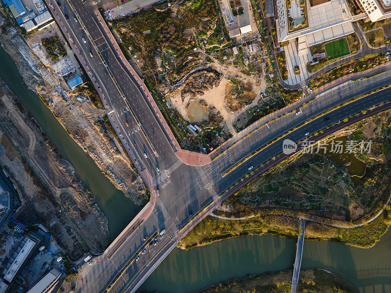 住宅和公园旁的道路