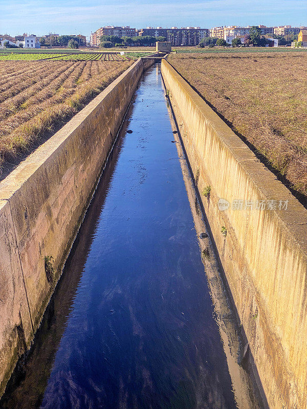 在西班牙瓦伦西亚社区，沿着当地果园的灌溉渠