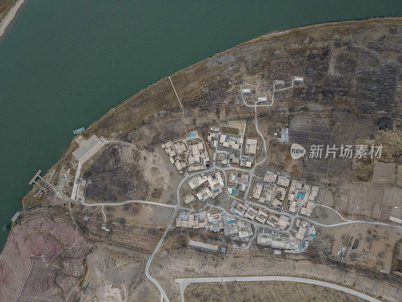 中国宁夏黄河岸边一个小村庄的鸟瞰图
