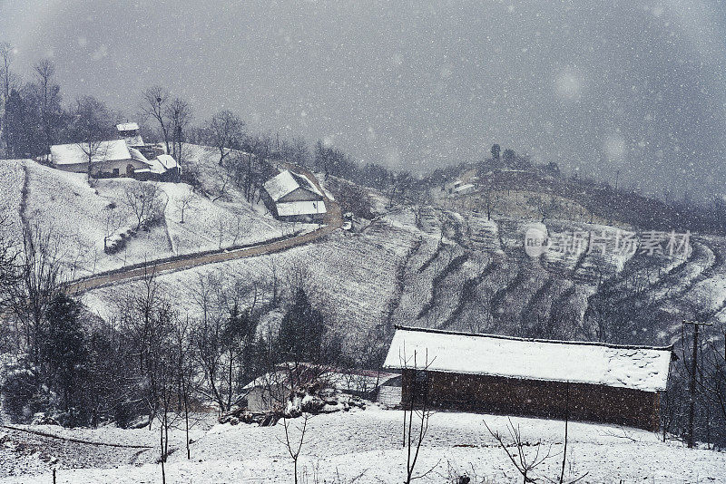 雪后山村风光