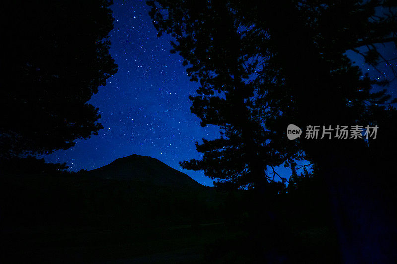 秋天高地湖泊的夜空