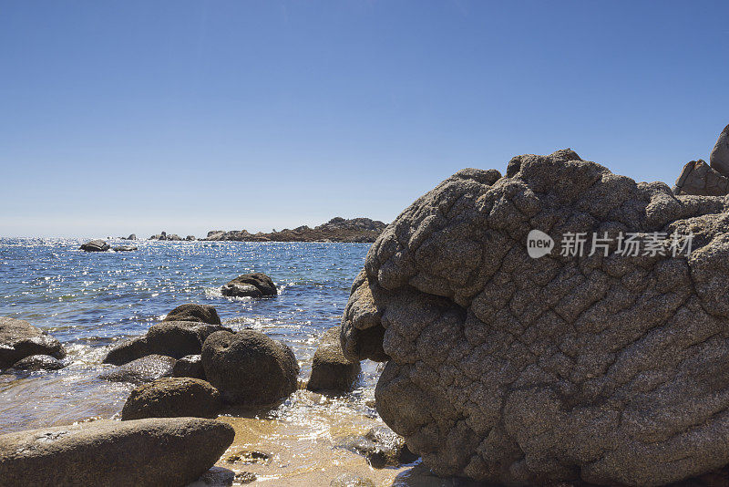 科西嘉岛沿岸拉维奇群岛的岩石景观