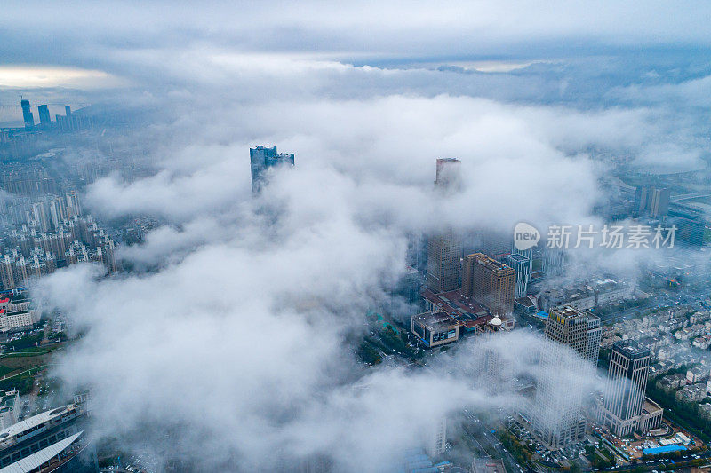 现代城市地标鸟瞰图，平流雾，上海，中国