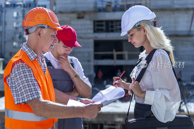 工程师在建筑工地检查图则