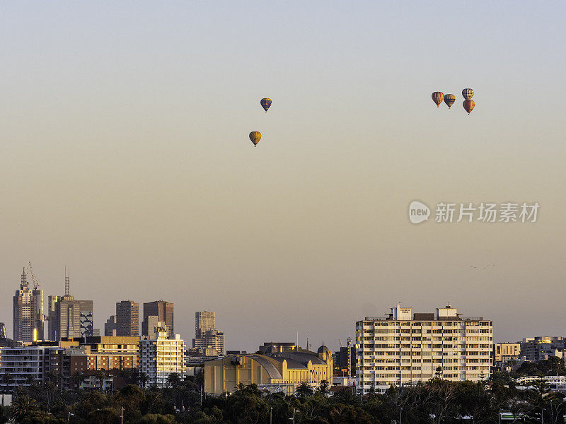 日出时的城市天际线，还有热气球